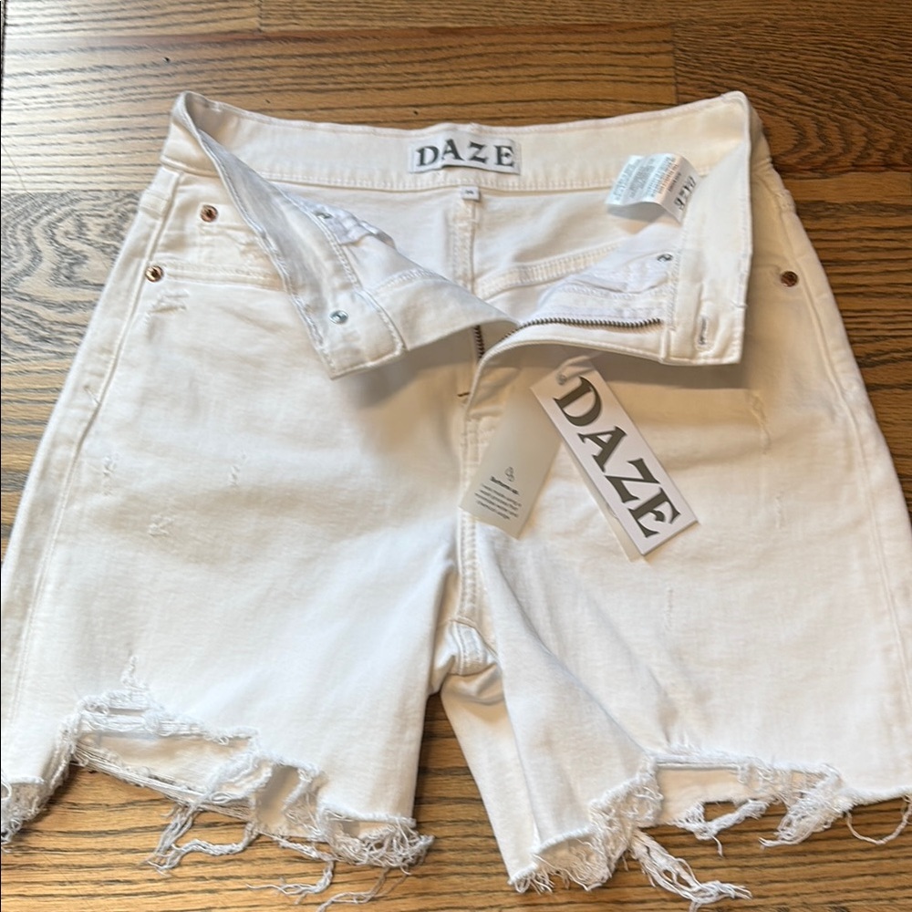 NWT Daze Sundaze Women's White Distressed Shorts, 24